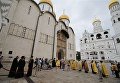 Туристы и священнослужители на Соборной площади Московского Кремля перед началом крестного хода в Москве к памятнику князя Владимира в День крещения Руси Туристы и священнослужители на Соборной площади Московского Кремля перед началом крестного хода в Москве к памятнику князя Владимира в День крещения Руси