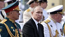 Министр обороны РФ Сергей Шойгу и верховный главнокомандующий РФ Владимир Путин на Адмиралтейской набережной Санкт-Петербурге перед началом парада по случаю Дня Военно-морского флота РФ. 30 июля 2017 Министр обороны РФ Сергей Шойгу и верховный главнокомандующий РФ Владимир Путин на Адмиралтейской набережной Санкт-Петербурге перед началом парада по случаю Дня Военно-морского флота РФ. 30 июля 2017