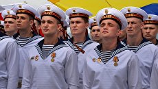 Военные моряки гвардейского ракетного крейсера Варяг. Архивное фото Военные моряки гвардейского ракетного крейсера Варяг. Архивное фото
