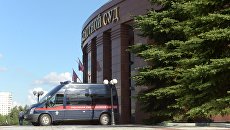 Автомобиль Следственного комитета у здания Московского областного суда, в котором произошла перестрелка. 1 августа 2017 Автомобиль Следственного комитета у здания Московского областного суда, в котором произошла перестрелка. 1 августа 2017