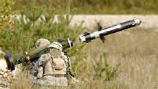 Американские военные производят выстрел из противотанкового ракетного комплекса (ПТРК) FGM-148 Javelin. Архивное фото Американские военные производят выстрел из противотанкового ракетного комплекса (ПТРК) FGM-148 Javelin. Архивное фото