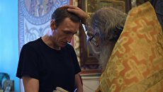 Священнослужитель и заключенный во время Крещальной литургии в церкви Покрова Пресвятой Богородицы Бутырского замка Священнослужитель и заключенный во время Крещальной литургии в церкви Покрова Пресвятой Богородицы Бутырского замка