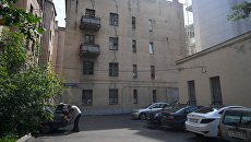Четырехэтажный жилой дом в Панфиловском переулке в Москве, включенный в программу реновации. Архивное фото Четырехэтажный жилой дом в Панфиловском переулке в Москве, включенный в программу реновации. Архивное фото