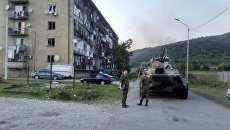 Сотрудники МЧС в районе места взрыва в селе Приморское, Абхазия. 2 августа 2017 Сотрудники МЧС в районе места взрыва в селе Приморское, Абхазия. 2 августа 2017