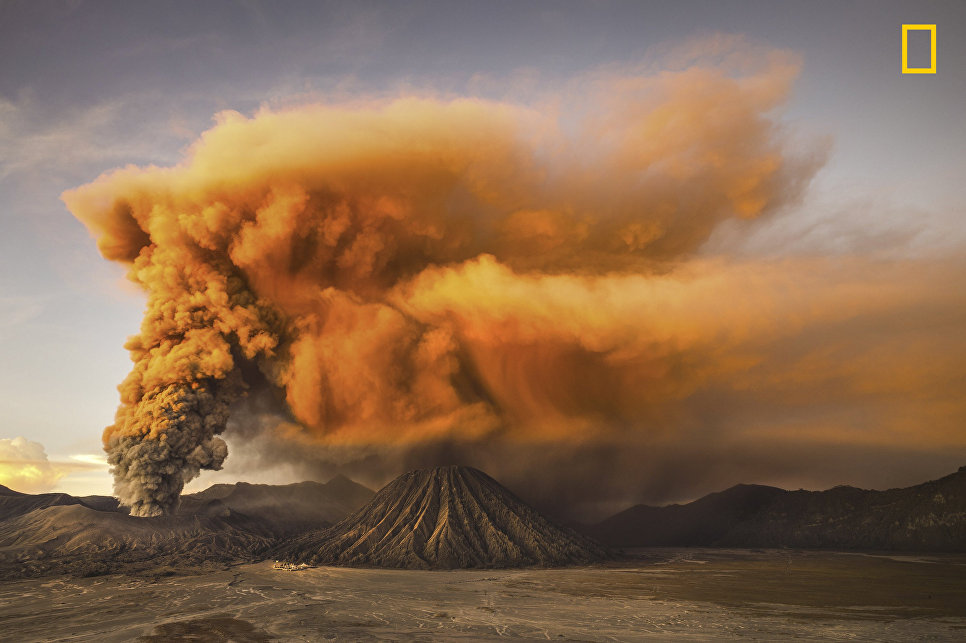 Работа фотографа Reynold Riksa Dewantara Mt. Bromo , получившая поощрительный приз в категории Природа в фотоконкурсе 2017 National Geographic Travel Photographer of the Year Работа фотографа Reynold Riksa Dewantara Mt. Bromo , получившая поощрительный приз в категории Природа в фотоконкурсе 2017 National Geographic Travel Photographer of the Year