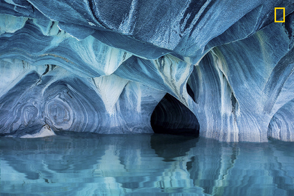 Работа фотографа Clane Gessel Marble Caves, получившая поощрительный приз в категории Природа в фотоконкурсе 2017 National Geographic Travel Photographer of the Year Работа фотографа Clane Gessel Marble Caves, получившая поощрительный приз в категории Природа в фотоконкурсе 2017 National Geographic Travel Photographer of the Year