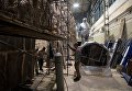 Рабочие закрепляют элементы конструкции монумента Стена скорби перед началом его транспортировки к месту установки в Москве Рабочие закрепляют элементы конструкции монумента Стена скорби перед началом его транспортировки к месту установки в Москве