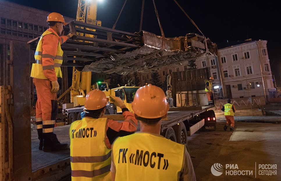 Рабочие выгружают элементы конструкции монумента Стена скорби в месте его установки на пересечении проспекта Академика Сахарова и Садового кольца Рабочие выгружают элементы конструкции монумента Стена скорби в месте его установки на пересечении проспекта Академика Сахарова и Садового кольца