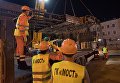 Рабочие выгружают элементы конструкции монумента Стена скорби в месте его установки на пересечении проспекта Академика Сахарова и Садового кольца Рабочие выгружают элементы конструкции монумента Стена скорби в месте его установки на пересечении проспекта Академика Сахарова и Садового кольца