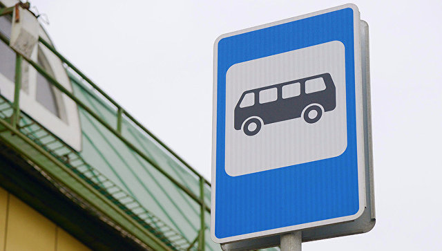 Дорожный знак Место остановки автобуса и (или) троллейбуса. Архивное фото