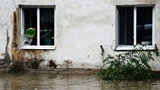 Подтопленный дом в Уссурийске. Архивное фото Подтопленный дом в Уссурийске. Архивное фото