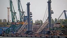 Порт при газовом терминале в Польше. Архивное фото Порт при газовом терминале в Польше. Архивное фото