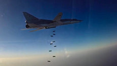 Дальний бомбардировщик ВКС РФ Ту-22М3 во время нанесения бомбовых авиаударов по объектам ИГ в провинциях Алеппо, Дейр-эз-Зор и Идлиб в Сирии Дальний бомбардировщик ВКС РФ Ту-22М3 во время нанесения бомбовых авиаударов по объектам ИГ в провинциях Алеппо, Дейр-эз-Зор и Идлиб в Сирии