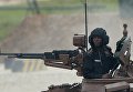 Член экипажа танка Т-72 команды Анголы на соревнованиях по танковому биатлону в рамках Армейских международных играх АрМИ-2017 на полигоне Алабино в Московской области Член экипажа танка Т-72 команды Анголы на соревнованиях по танковому биатлону в рамках Армейских международных играх АрМИ-2017 на полигоне Алабино в Московской области