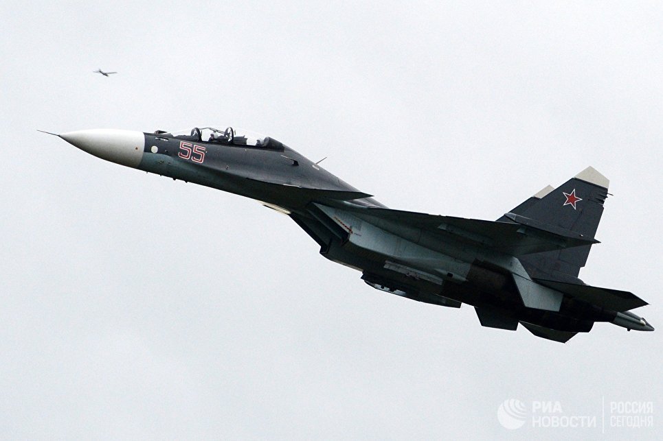 Самолет Су-30СМ во время показных учений в Кубинке на Международном военно-техническом форуме АРМИЯ-2016 Самолет Су-30СМ во время показных учений в Кубинке на Международном военно-техническом форуме АРМИЯ-2016