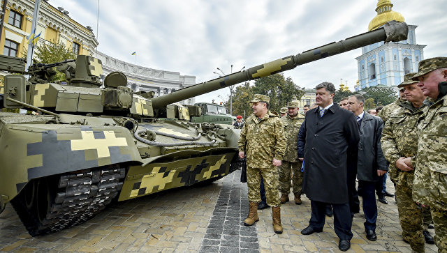 Президент Украины Петр Порошенко и министр обороны Степан Полторак смотрят на танк Оплот во время открытия выставки Сила непобедимого в Киеве