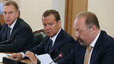 Премьер-министр РФ Дмитрий Медведев на встрече с партийным активом партии Единая Россия Приволжского федерального округа. 11 августа 2017 Премьер-министр РФ Дмитрий Медведев на встрече с партийным активом партии Единая Россия Приволжского федерального округа. 11 августа 2017