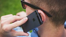Мужчина разговаривает по телефону. Архивное фото Мужчина разговаривает по телефону. Архивное фото