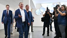 Владимир Путин и Дмитрий Медведев во время посещения школы в Севастополе. 18 августа 2017 Владимир Путин и Дмитрий Медведев во время посещения школы в Севастополе. 18 августа 2017