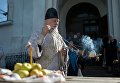 Священнослужитель и верующие во время богослужения в честь праздника Преображения Господня у собора Воздвижения Креста Господня в Омске. 19 августа 2017 Священнослужитель и верующие во время богослужения в честь праздника Преображения Господня у собора Воздвижения Креста Господня в Омске. 19 августа 2017