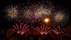На международном фестивале фейерверков Ростех в Братеевском каскадном парке в Москве. Архивное фото На международном фестивале фейерверков Ростех в Братеевском каскадном парке в Москве. Архивное фото