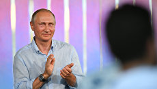 Владимир Путин общается с организаторами и участниками Всероссийского молодежного образовательного форума Таврида на Байкальской косе. 20 августа 2017 Владимир Путин общается с организаторами и участниками Всероссийского молодежного образовательного форума Таврида на Байкальской косе. 20 августа 2017