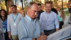 Президент РФ Владимир Путин знакомится с тематическими выставками творческих групп на форуме Таврида. 20 августа 2017 Президент РФ Владимир Путин знакомится с тематическими выставками творческих групп на форуме Таврида. 20 августа 2017