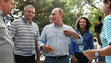 Сергей Аксенов и Владимир Путин во время посещения ежегодного Всероссийского молодежного образовательного форума Таврида Сергей Аксенов и Владимир Путин во время посещения ежегодного Всероссийского молодежного образовательного форума Таврида