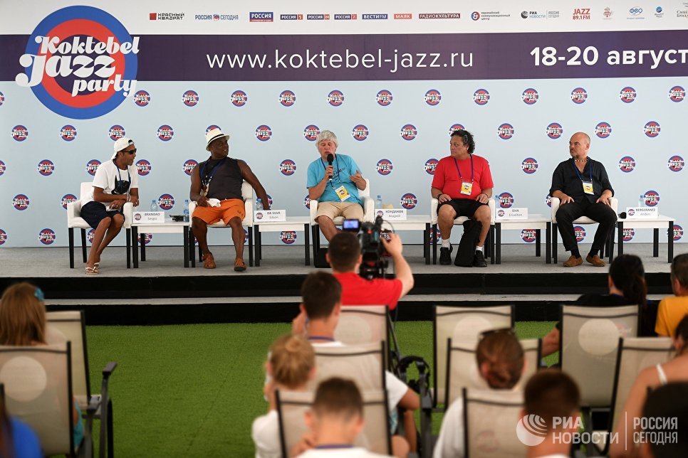 Участники коллектива Brazil All Stars Серджио Брандао, Эдсон да Силва (слева направо), Андерс Бергкрантц, Эривелтон Силва (справа налево) и музыкант Андрей Кондаков (в центре) и на пресс-конференции в рамках фестиваля Koktebel Jazz Party 2017 Участники коллектива Brazil All Stars Серджио Брандао, Эдсон да Силва (слева направо), Андерс Бергкрантц, Эривелтон Силва (справа налево) и музыкант Андрей Кондаков (в центре) и на пресс-конференции в рамках фестиваля Koktebel Jazz Party 2017