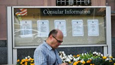 Доска объявлений у здания посольства США в Москве. Архивное фото Доска объявлений у здания посольства США в Москве. Архивное фото