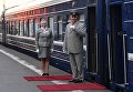 Проводники туристического поезда Императорская Россия перед отправлением поезда с Казанского вокзала по маршруту Москва - Пекин Проводники туристического поезда Императорская Россия перед отправлением поезда с Казанского вокзала по маршруту Москва - Пекин