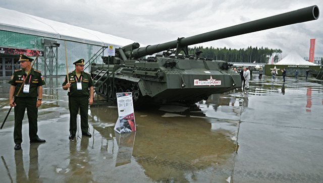 Военнослужашие у самоходной пушки 2С7М Малка на международном военно-техническом форуме Армия-2017 в Подмосковье. 23 августа 2017