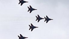 Выступление пилотажной группы ВКС России Стрижи на истребителях МиГ-29. Архивное фото Выступление пилотажной группы ВКС России Стрижи на истребителях МиГ-29. Архивное фото