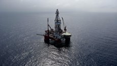 Нефтедобывающая платформа в Мексиканском заливе. Архивное фото Нефтедобывающая платформа в Мексиканском заливе. Архивное фото