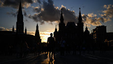 Прохожие на Красной площади в Москве Прохожие на Красной площади в Москве