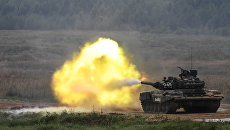 Танк Т-90 во время демонстрационного показа современных и перспективных образцов вооружения. Архивное фото Танк Т-90 во время демонстрационного показа современных и перспективных образцов вооружения. Архивное фото