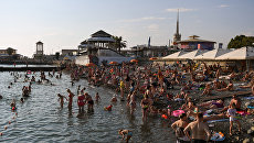 Отдыхающие на побережье Черного моря в Сочи. Архивное фото Отдыхающие на побережье Черного моря в Сочи. Архивное фото