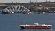 Вид на железнодорожную арку моста через Керченский пролив с горы Митридат в Крыму Вид на железнодорожную арку моста через Керченский пролив с горы Митридат в Крыму
