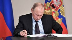резидент РФ Владимир Путин во время совещания с главой МЧС и руководителями Волгоградской и Ростовской областей. 28 августа 2017 резидент РФ Владимир Путин во время совещания с главой МЧС и руководителями Волгоградской и Ростовской областей. 28 августа 2017