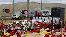 Цветы и свечи у памятного камня рядом со зданием администрации рудника Мир. 29 августа 2017 Цветы и свечи у памятного камня рядом со зданием администрации рудника Мир. 29 августа 2017