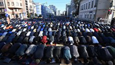 Мусульмане в день праздника жертвоприношения Курбан-байрам возле Московской Соборной мечети. 1 сентября 2017 Мусульмане в день праздника жертвоприношения Курбан-байрам возле Московской Соборной мечети. 1 сентября 2017