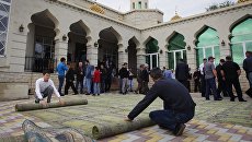 Мусульмане в день праздника жертвоприношения Курбан-байрам в Соборной мечети города Усть-Джегута. 1 сентября 2017 Мусульмане в день праздника жертвоприношения Курбан-байрам в Соборной мечети города Усть-Джегута. 1 сентября 2017