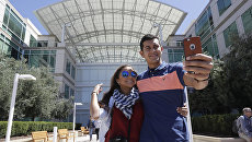 Посетители делают селфи перед штаб-квартирой компании Apple в Купертино, Калифорния Посетители делают селфи перед штаб-квартирой компании Apple в Купертино, Калифорния