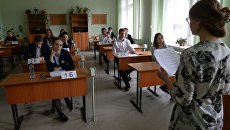 Ученики в аудитории перед началом единого государственного экзамена. Архивное фото Ученики в аудитории перед началом единого государственного экзамена. Архивное фото