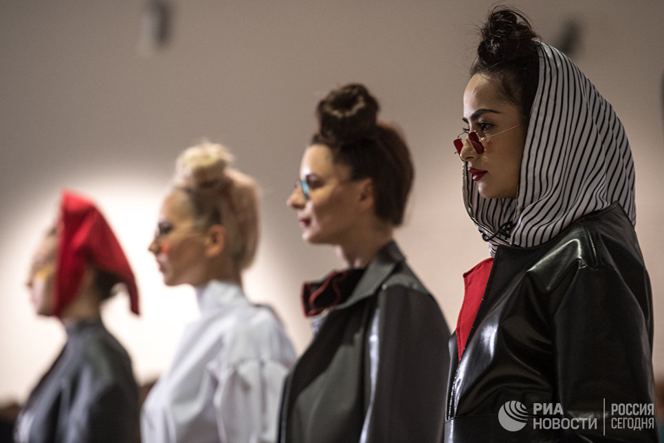 Модели демонстрируют одежду на открытии международной выставки Мода – народу! От конструктивизма к дизайну в музейно-выставочном центре Рабочий и Колхозница в Москве Модели демонстрируют одежду на открытии международной выставки Мода – народу! От конструктивизма к дизайну в музейно-выставочном центре Рабочий и Колхозница в Москве