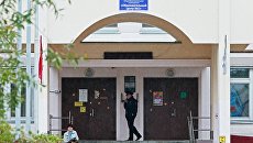 Сотрудник правоохранительных органов у здания школы №1 в Ивантеевке Московской области. 5 сентября 2017 Сотрудник правоохранительных органов у здания школы №1 в Ивантеевке Московской области. 5 сентября 2017