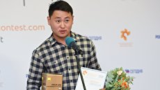 Фотограф Табылды Кадырбеков во время церемонии награждения победителей и призеров Международного конкурса фотожурналистики имени Андрея Стенина в Центре фотографии имени братьев Люмьер в Москве Фотограф Табылды Кадырбеков во время церемонии награждения победителей и призеров Международного конкурса фотожурналистики имени Андрея Стенина в Центре фотографии имени братьев Люмьер в Москве