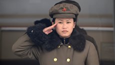 Девушка в военной форме в Пхеньяне. Архивное фото Девушка в военной форме в Пхеньяне. Архивное фото