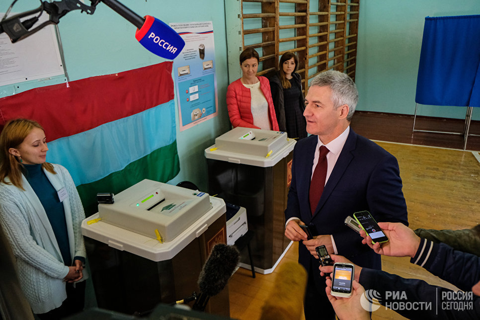Временно исполняющий обязанности главы Республики Карелия Артур Парфенчиков на избирательном участке в единый день голосования. 10 сентября 2017