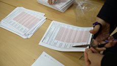 Члены избирательной комиссии гасят неиспользованные бюллетени в единый день голосования на избирательном участке в Екатеринбурге. 10 сентября 2017 Члены избирательной комиссии гасят неиспользованные бюллетени в единый день голосования на избирательном участке в Екатеринбурге. 10 сентября 2017